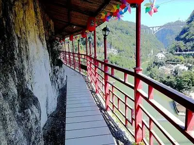 Amazing Fangweng Restaurant above Yangtze River