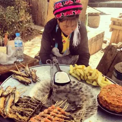 Dali local girl selling food