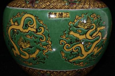 Chinese Porcelain Dragon Pattern Pot of Ming Dynasty