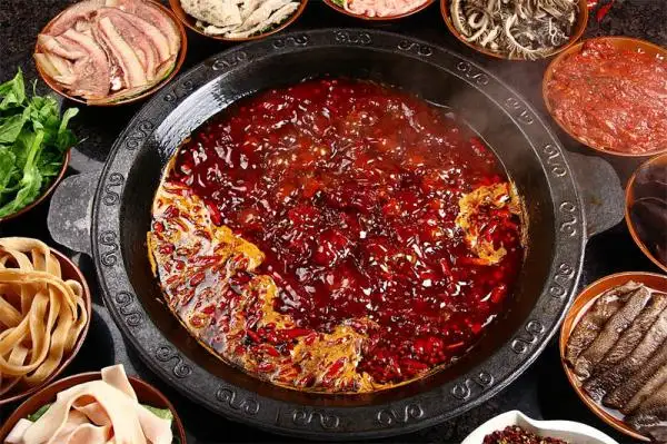 Eat Chongqing hot pot at night market