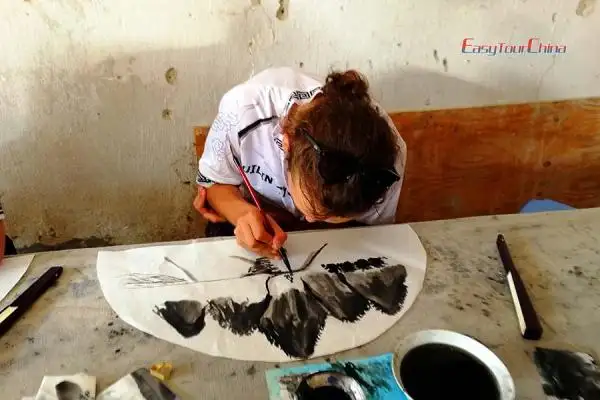 A teenager child learn Chinese Painting
