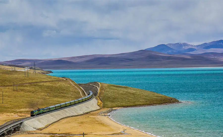 On Qinghai to Tibet train journey, take in great views