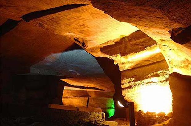 What to see inside Huashan Grottos