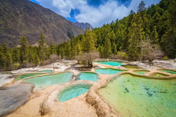 must-see attractions in China: Jiuzhaigou