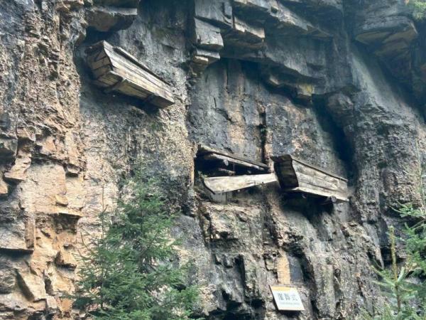 Hanging Coffin on Yangtze River