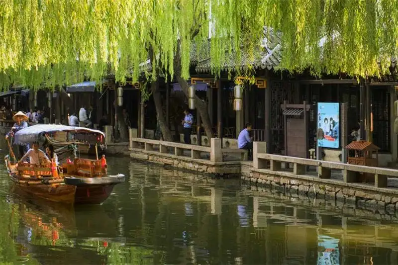 Tour Tongli Water Town on a hand-pull boat