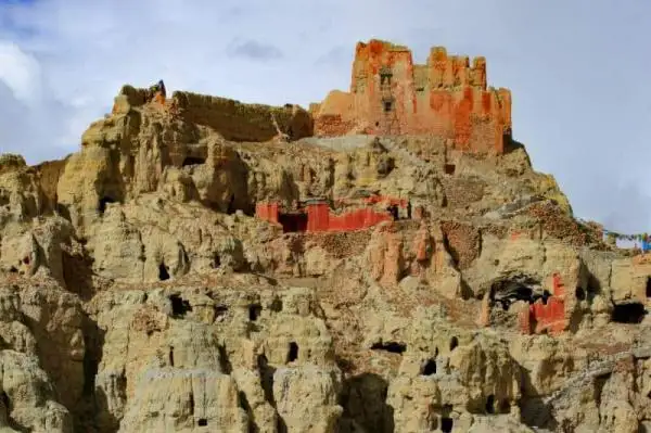 Dongga Piyang Grottoes in Tibet