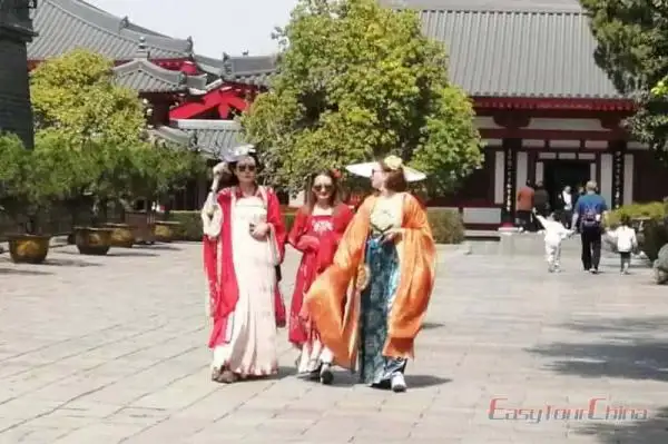 Easytourchina's clients wear Hanfu in Xian