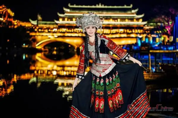 A young girl traveled with Easy Tour China to Fenghuang Ancient Town and wear miao clothes